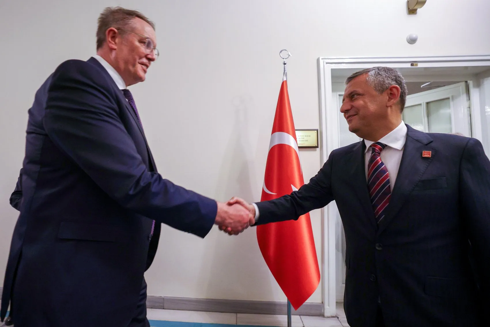 Özgür Özel Alman heyetiyle CHP içindeki kriz sürecini konuştu