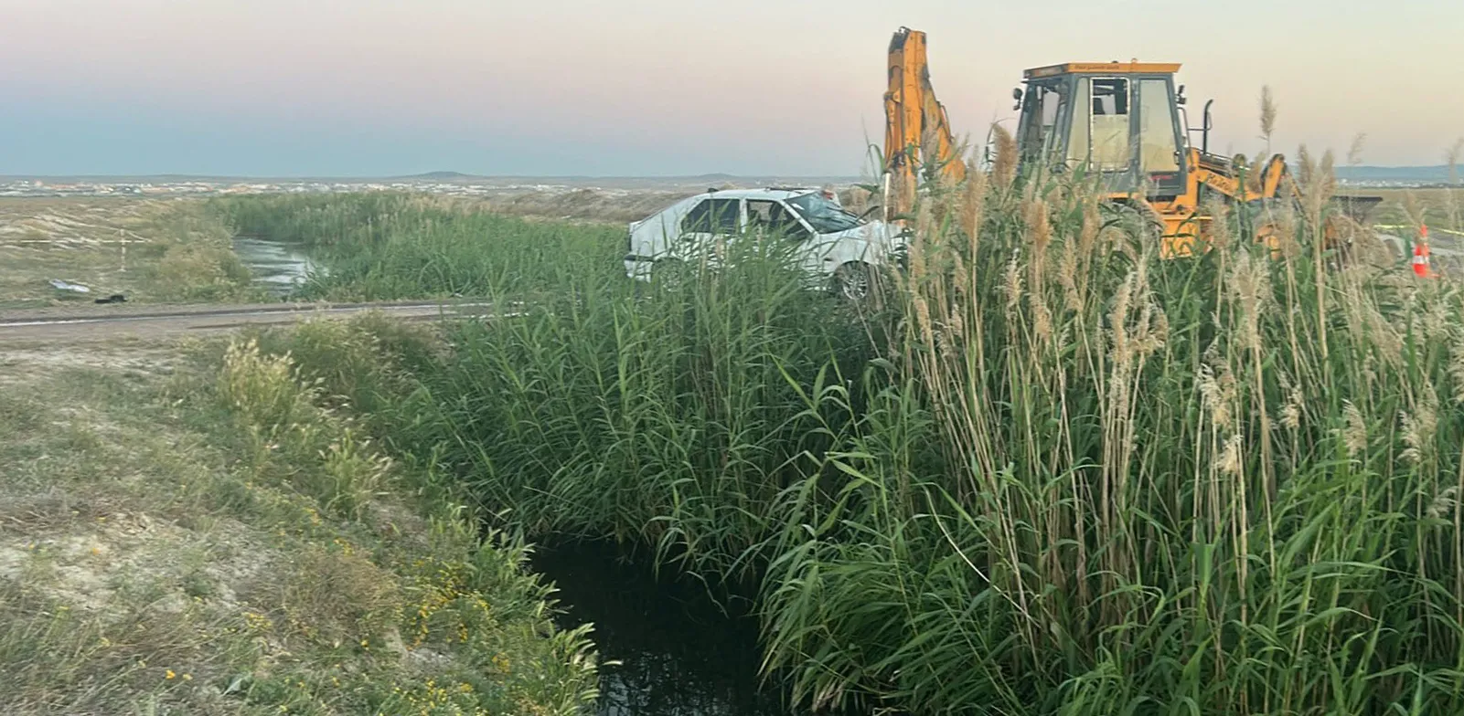 Karaman'da tarım işçisi aileyi taşıyan araç kanala uçtu
