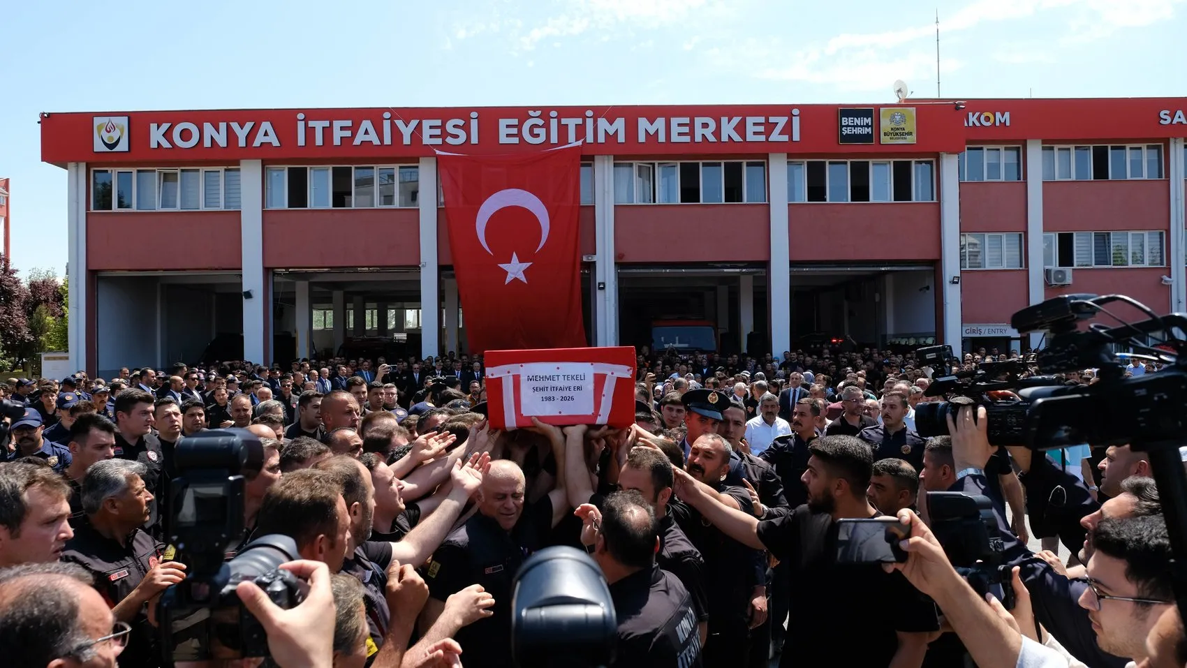Konya fabrikadaki yangında can veren itfaiyecisini uğurladı