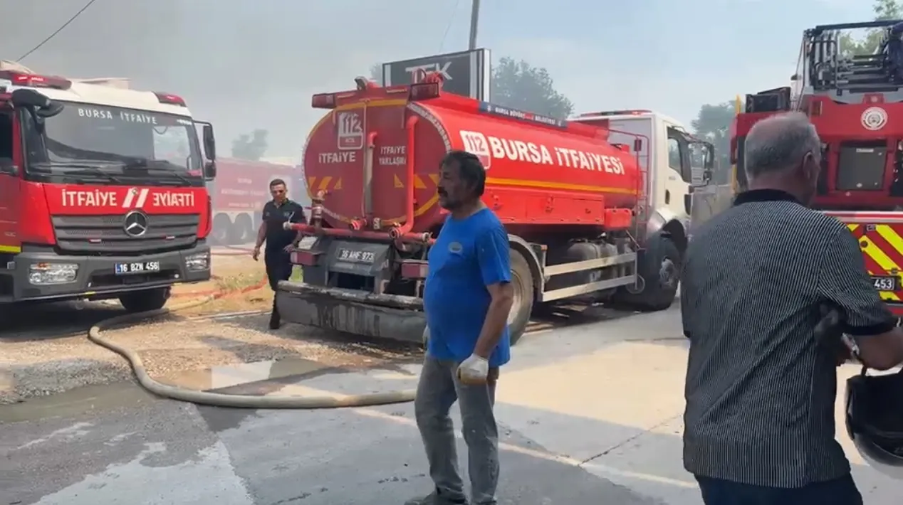 Bursa'da boya fabrikası alevlere teslim oldu