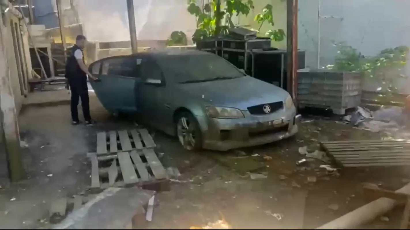 Lüks araçlara sahte kimlik çıkaran çeteye polis baskını
