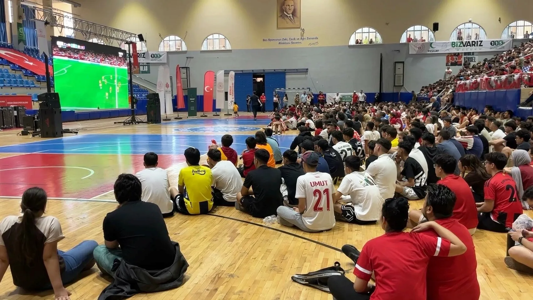 Aydınlılar milli maç için dev ekranda buluştu