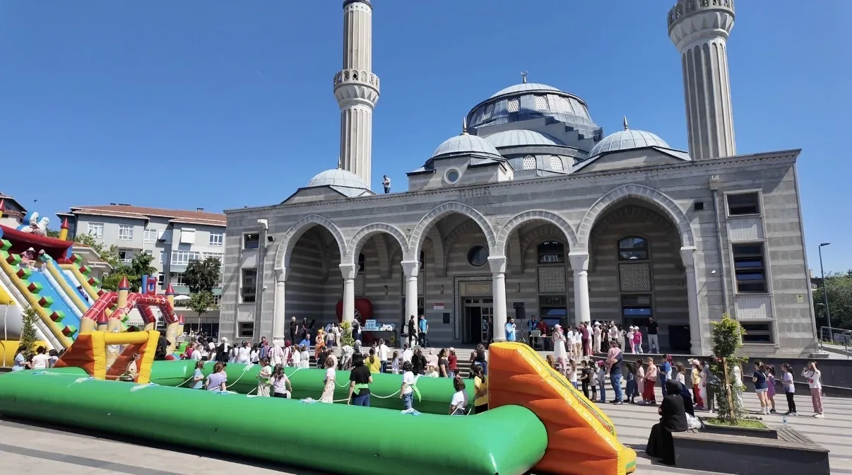 Üsküdar'da cami bahçesi oyun alanına dönüştü