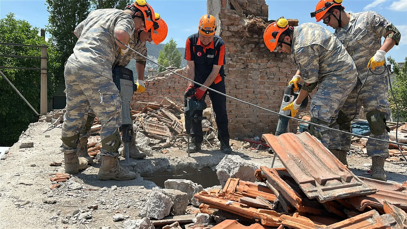 Kütahya'da 5.7 büyüklüğünde deprem alarmı verildi