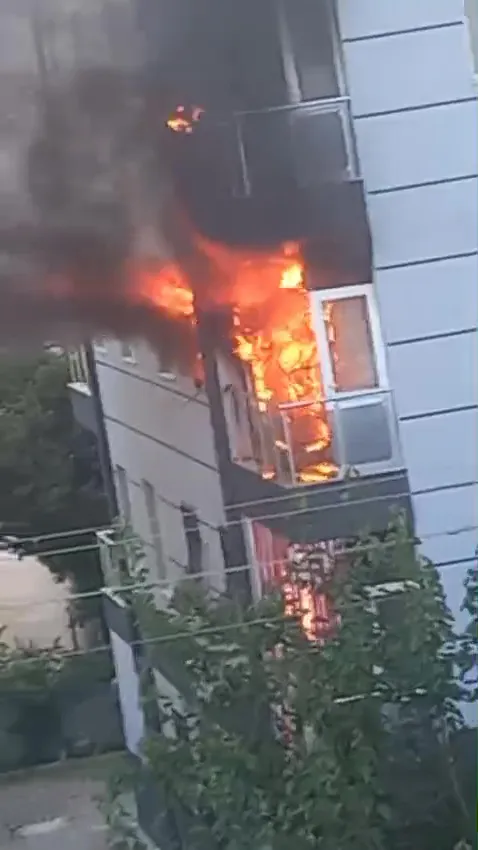 Antalya'da apartman yangını İki kişi pencerelerden kurtarıldı