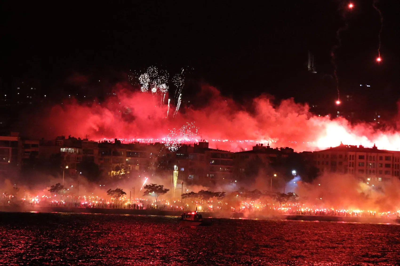Göztepe taraftarı kulübün 101’inci yaşını meşalelerle kutladı