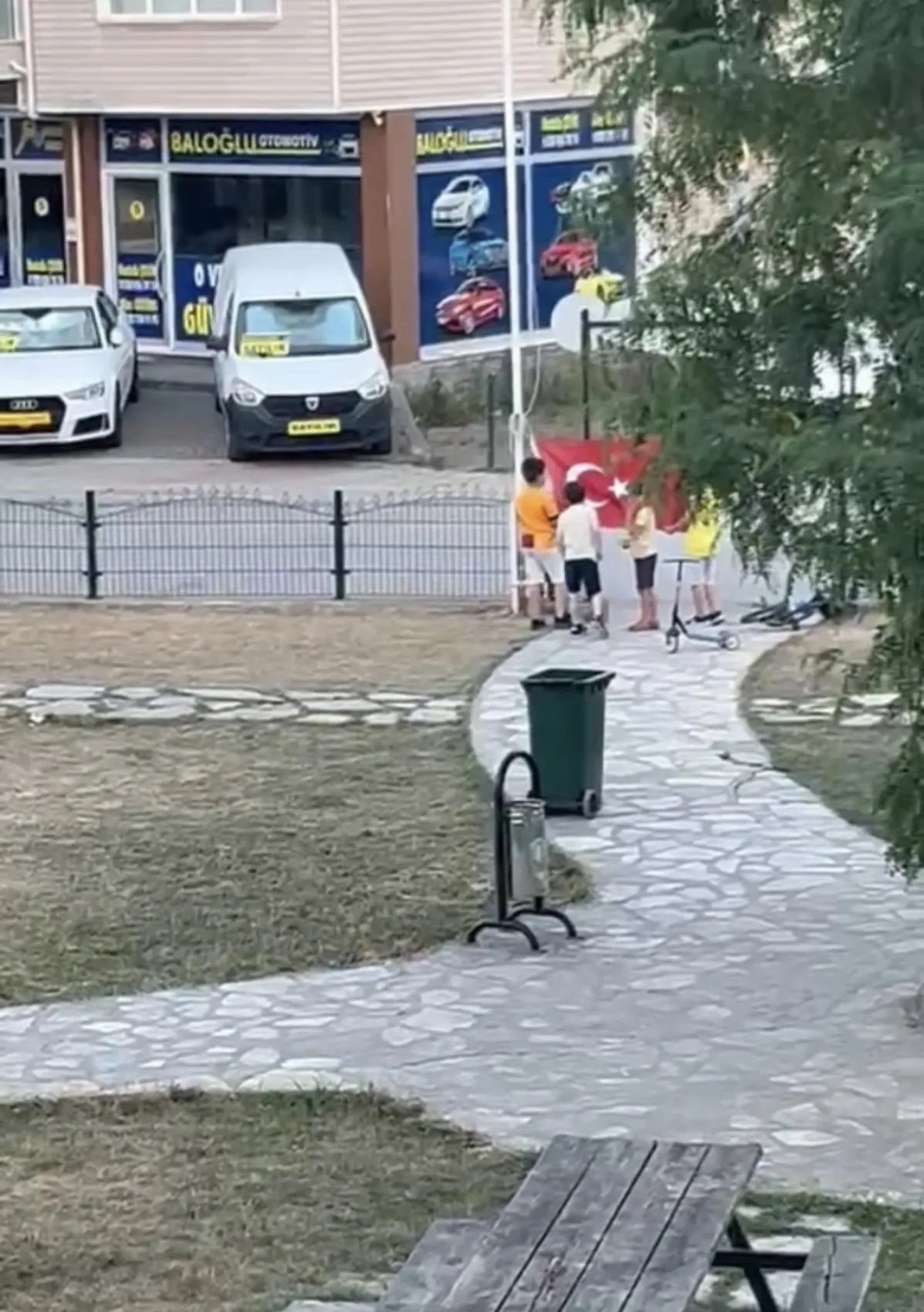 Bartın'da rüzgarın yere düşürdüğü bayrağı çocuklar kurtardı