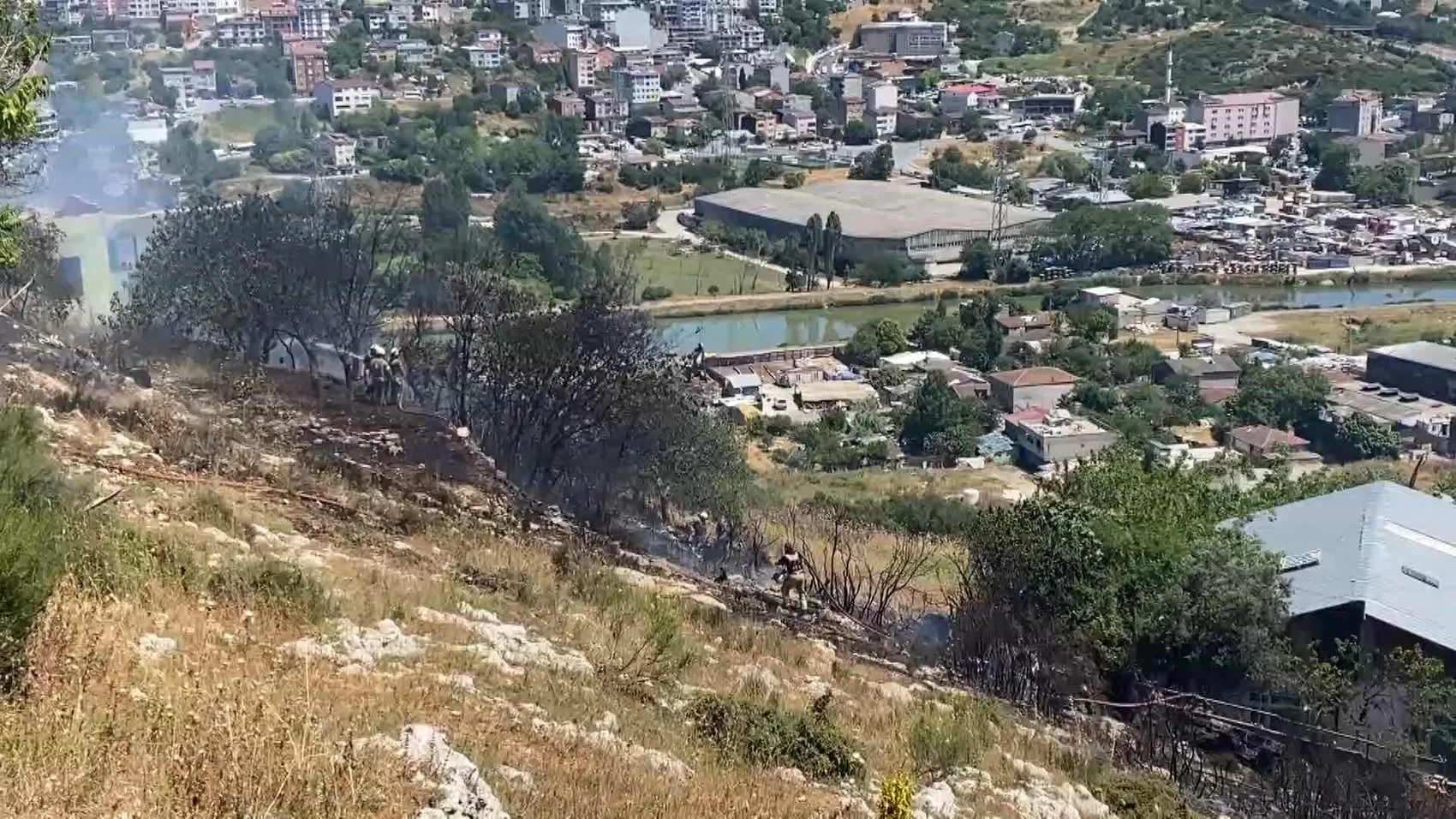 Başakşehir'de alevler evlere sıçramadan söndürüldü