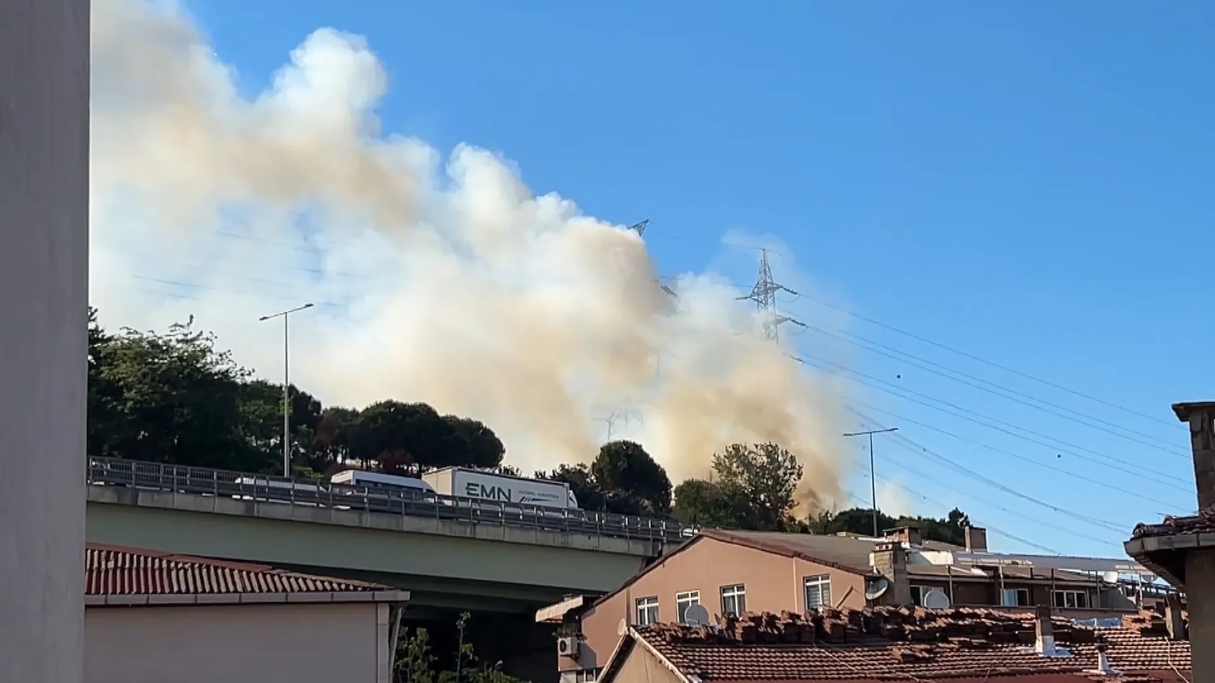Kağıthane'de otluk alandaki yangın korkuttu