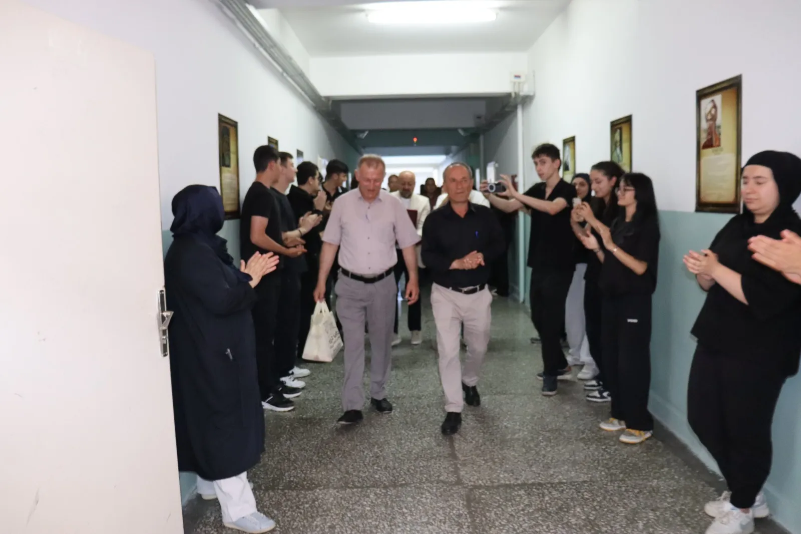 40 yıllık öğretmen okuldan Ferdi Tayfur şarkısıyla emekli oldu