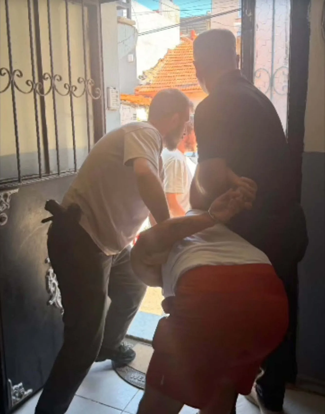 İzmir Konak’ta uyuşturucu operasyonu İki firari yakalandı