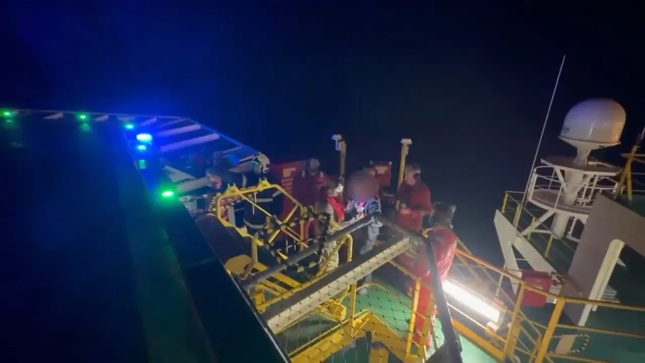 Zonguldak açıklarında gemide kaza geçiren işçi helikopterle kurtarıldı