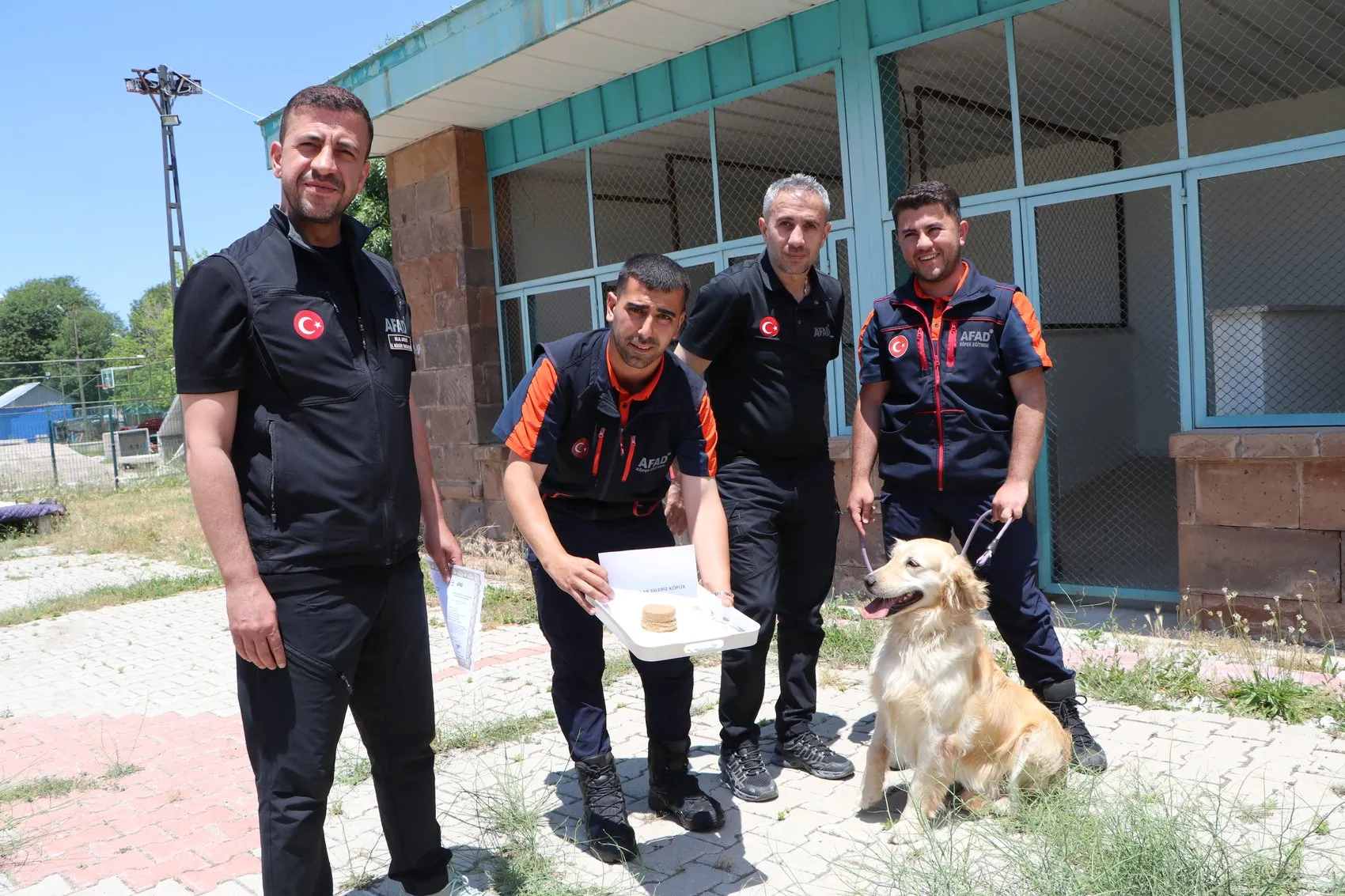 Emekliliği bekleyen Köpük sınavda gençlere taş çıkarttı