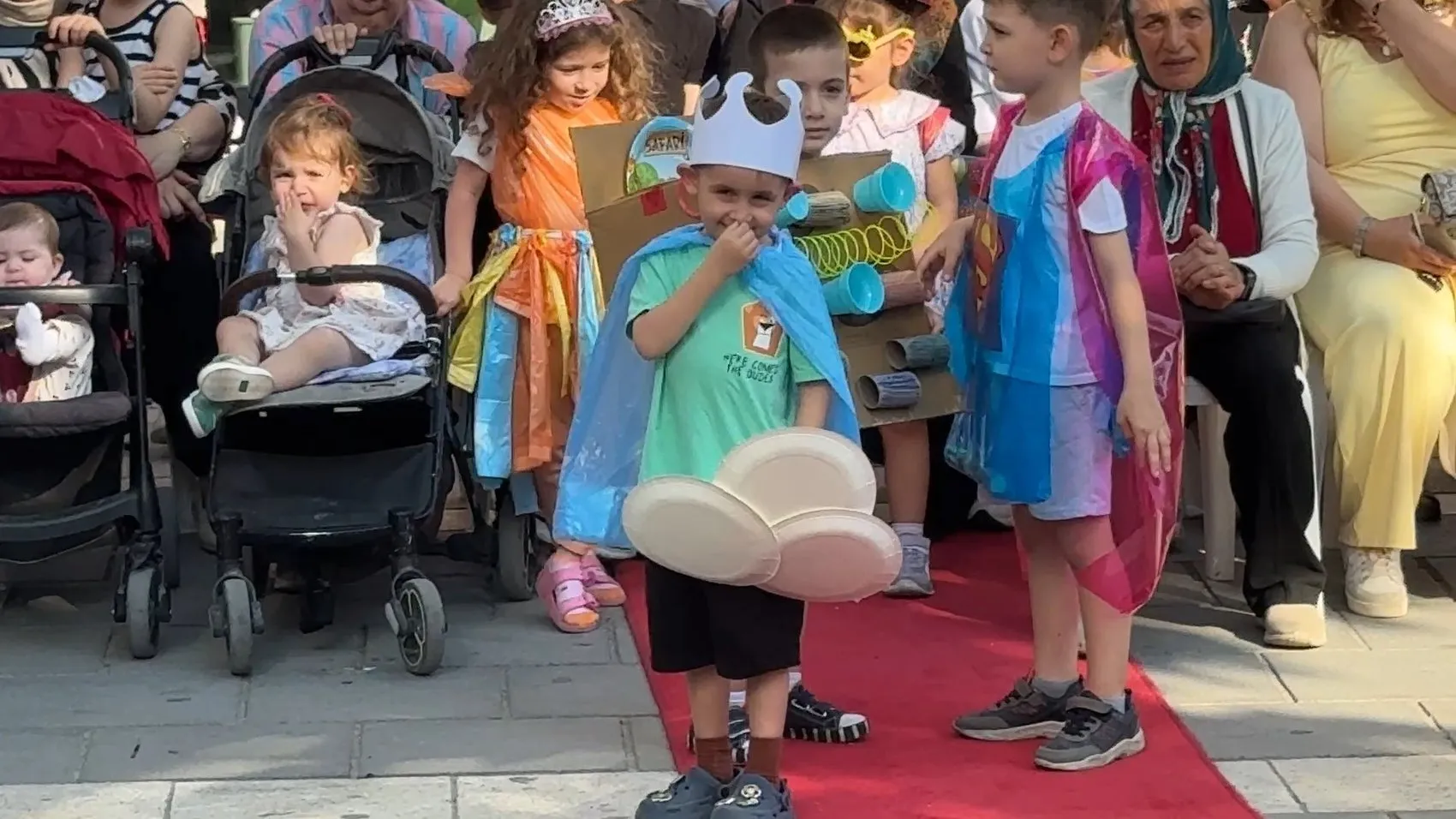 Avcılar'da miniklerden çevre için geri dönüşüm defilesi