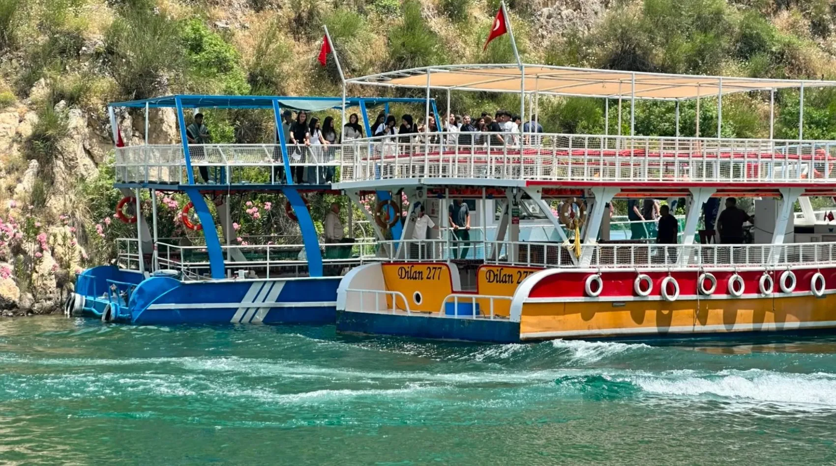 Halfeti sularında motoru arızalanan teknedeki yolculara jandarma yetişti