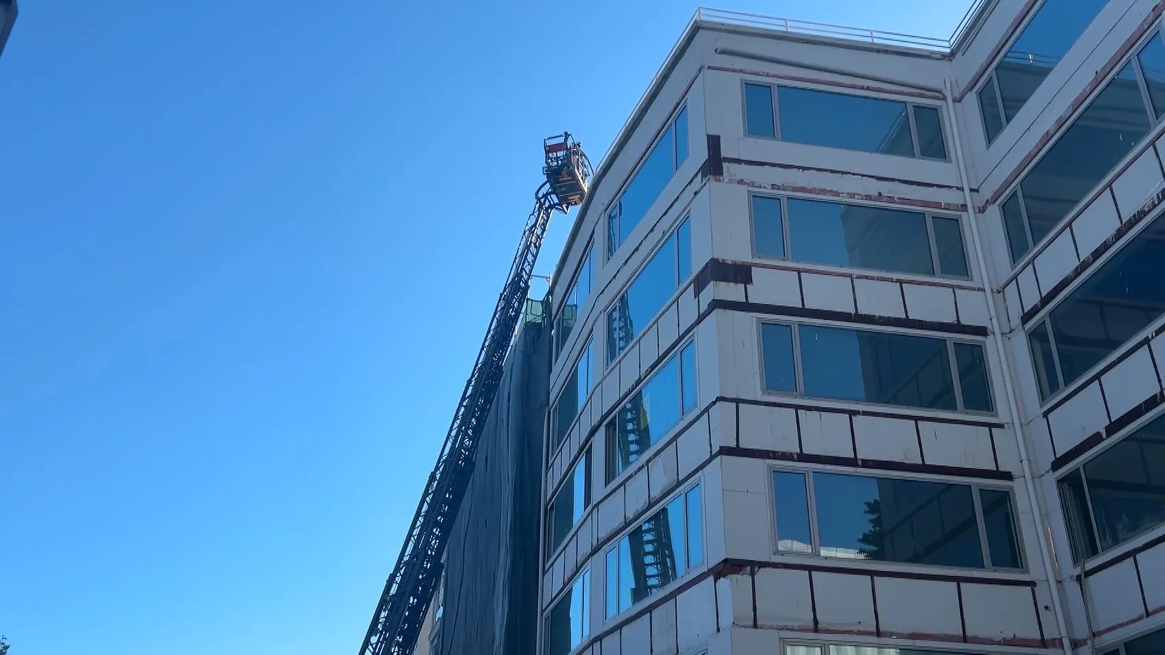 Beyoğlu’nda tadilat yapılan binada yangın paniği yaşandı