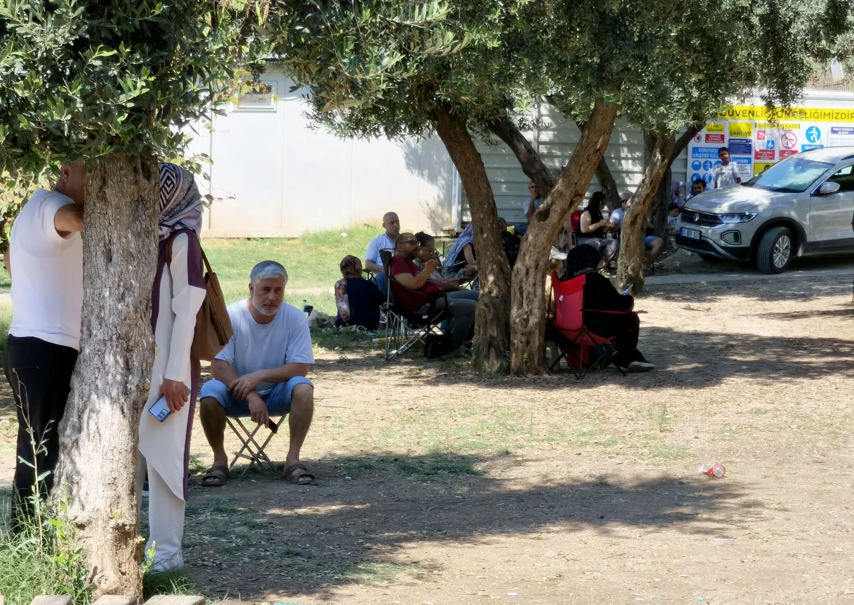 Adana'da sınav günü babalar için çifte heyecan yaşandı