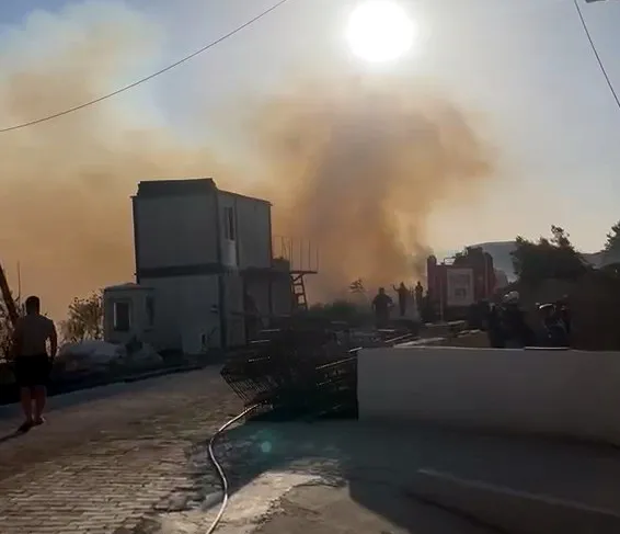 Avcılar'da kuru otlar alev alınca düğün alanı boşaltıldı