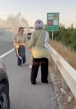 Elektrikli araç otoyolda saniyeler içinde küle döndü