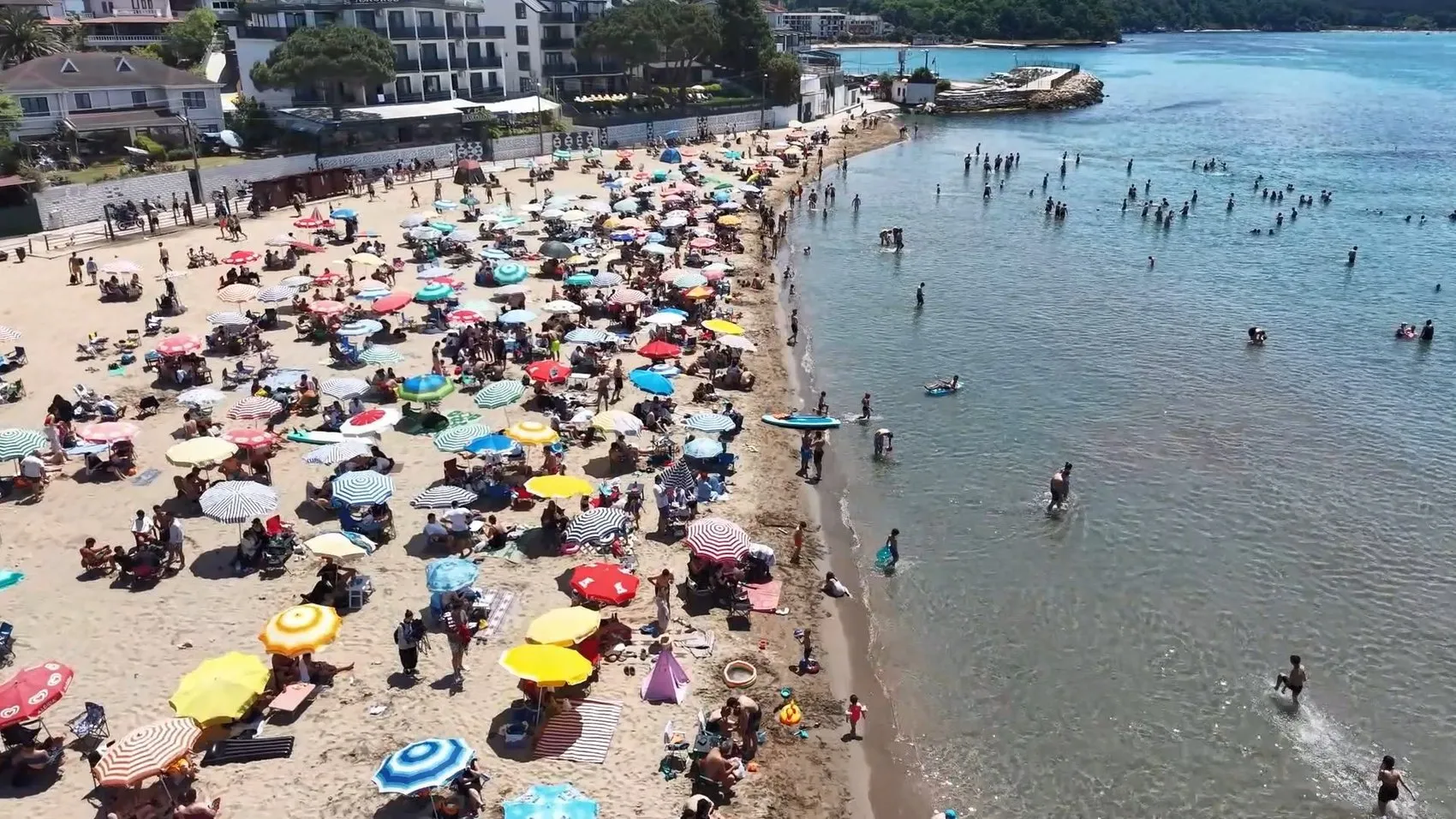 Kandıra’da 20 metrelik kayalıklardan tehlikeli atlayış