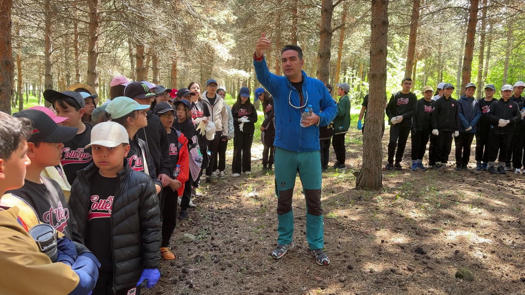 Erzurumlu öğrenciler kampüste temizlik hareketine katıldı