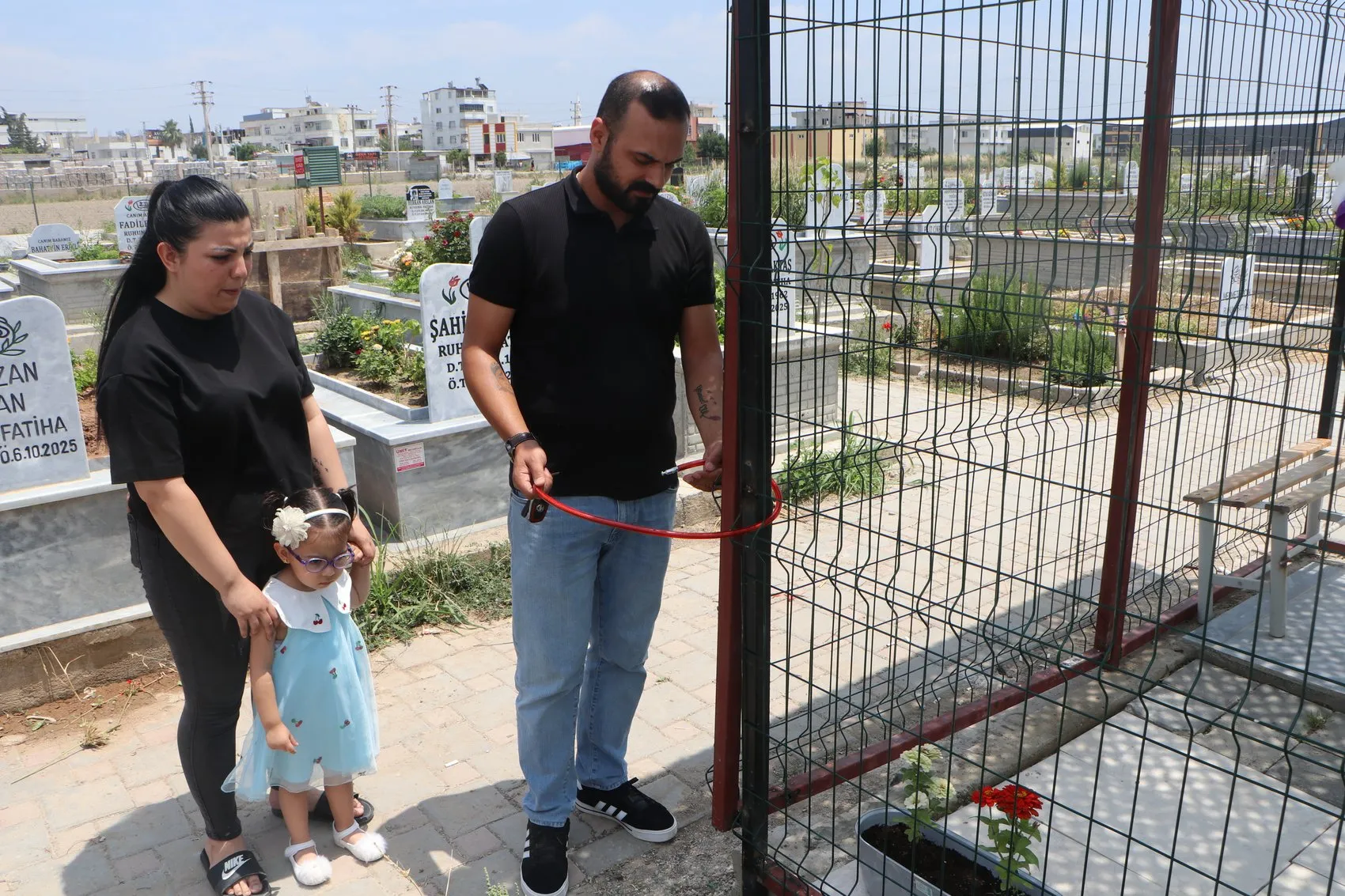 Yasmin’in hatıraları çalınınca ailesi mezarın etrafına kilitli kapı yaptırdı