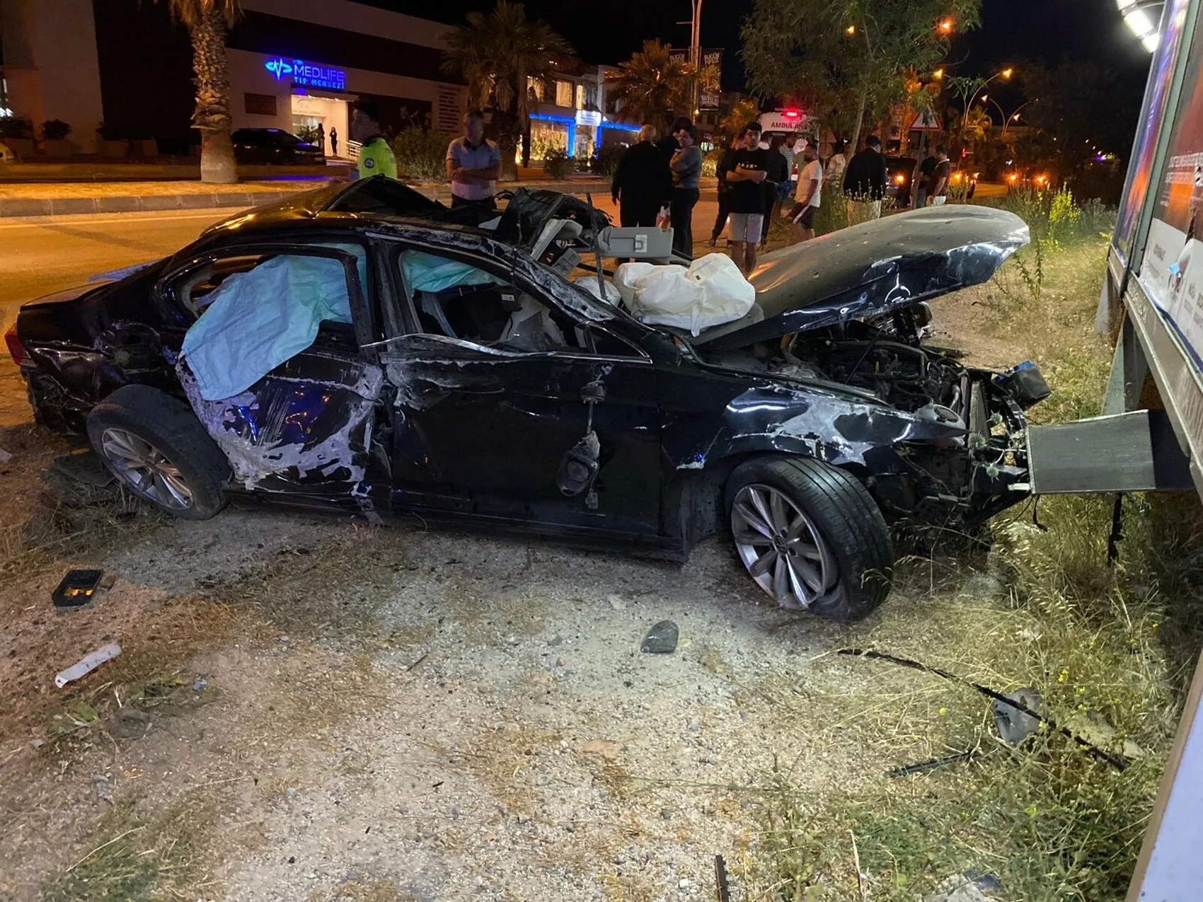Bodrum'da gece yarısı kaza Kavşakta takla atan araçta 3 yaralı var