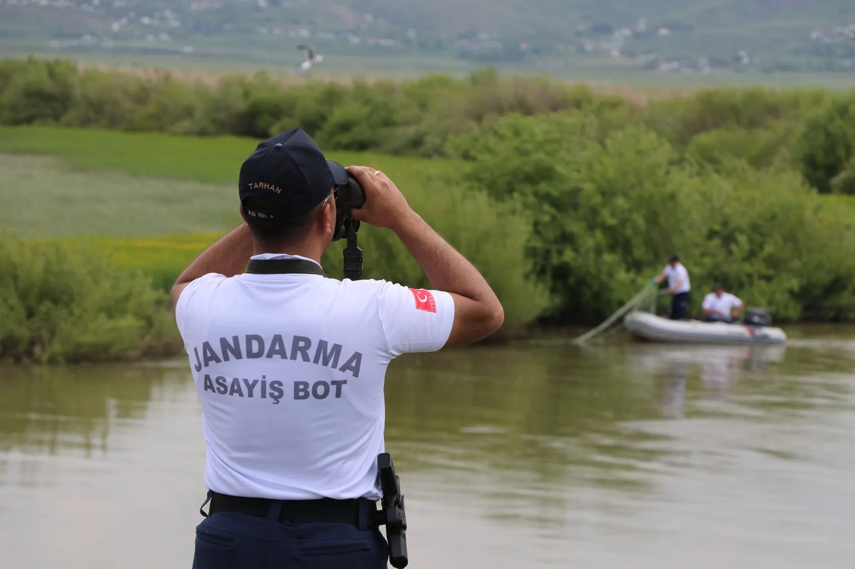 Van Gölü'nde kaçak avcılığa dronlu ve botlu jandarma denetimi