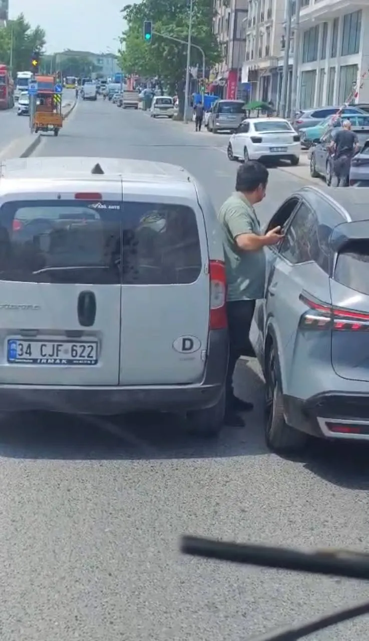 İstanbul trafiğinde yine yol verme kavgası çıktı