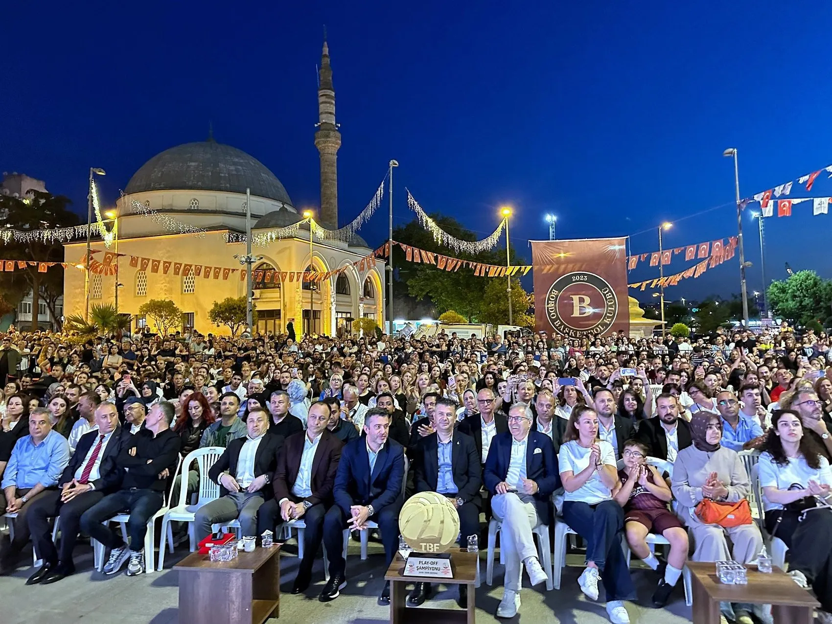 Bandırma’da şampiyonluk coşkusu Demet Akalın konseriyle zirveye ulaştı