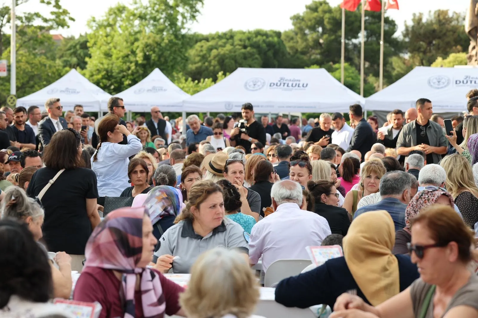 Ferdi Zeyrek anmasında Özgür Özel ve Mansur Yavaş buluşması