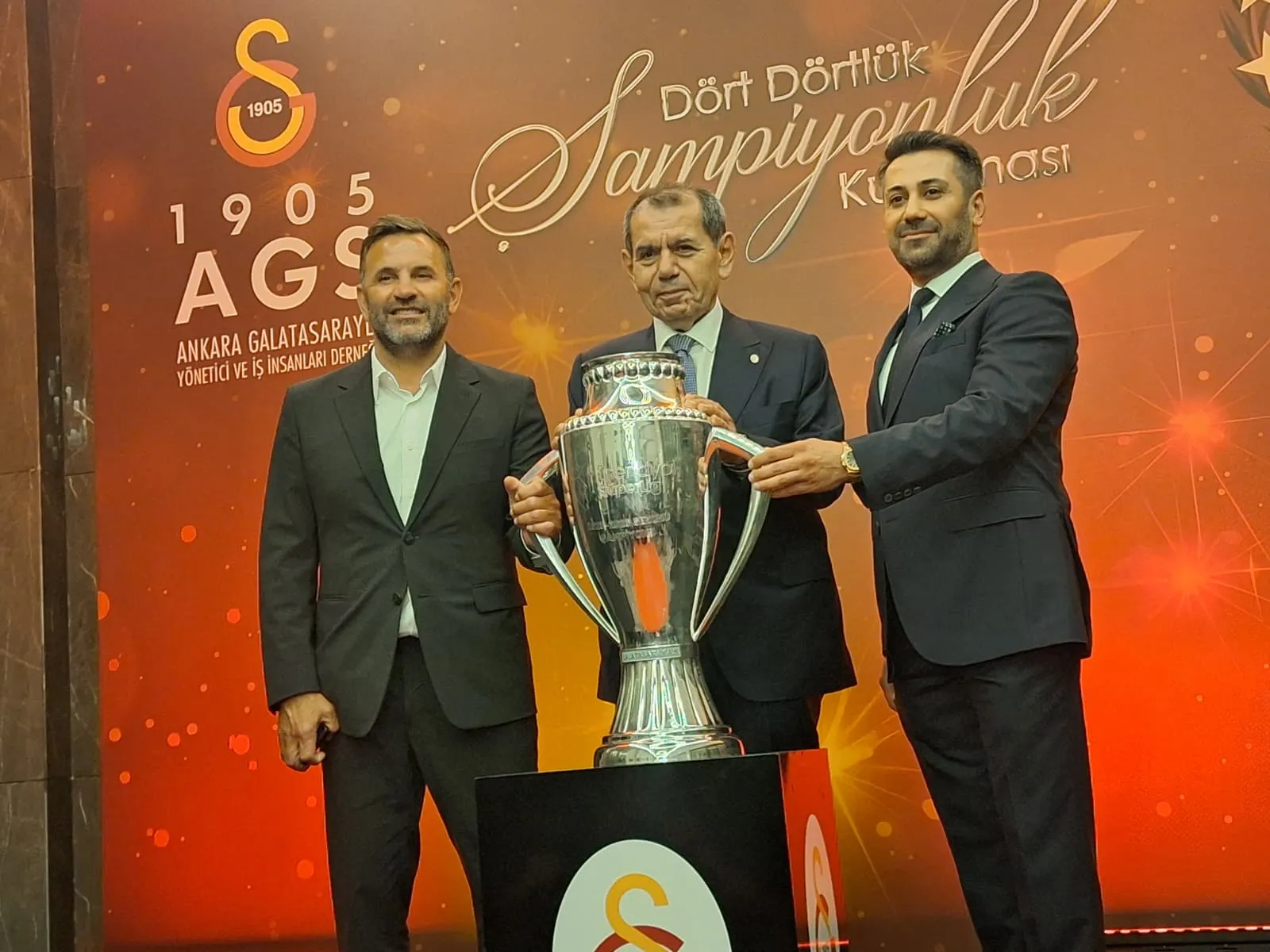 Galatasaray yönetiminden Ankara’da yeni şampiyonluk mesajı