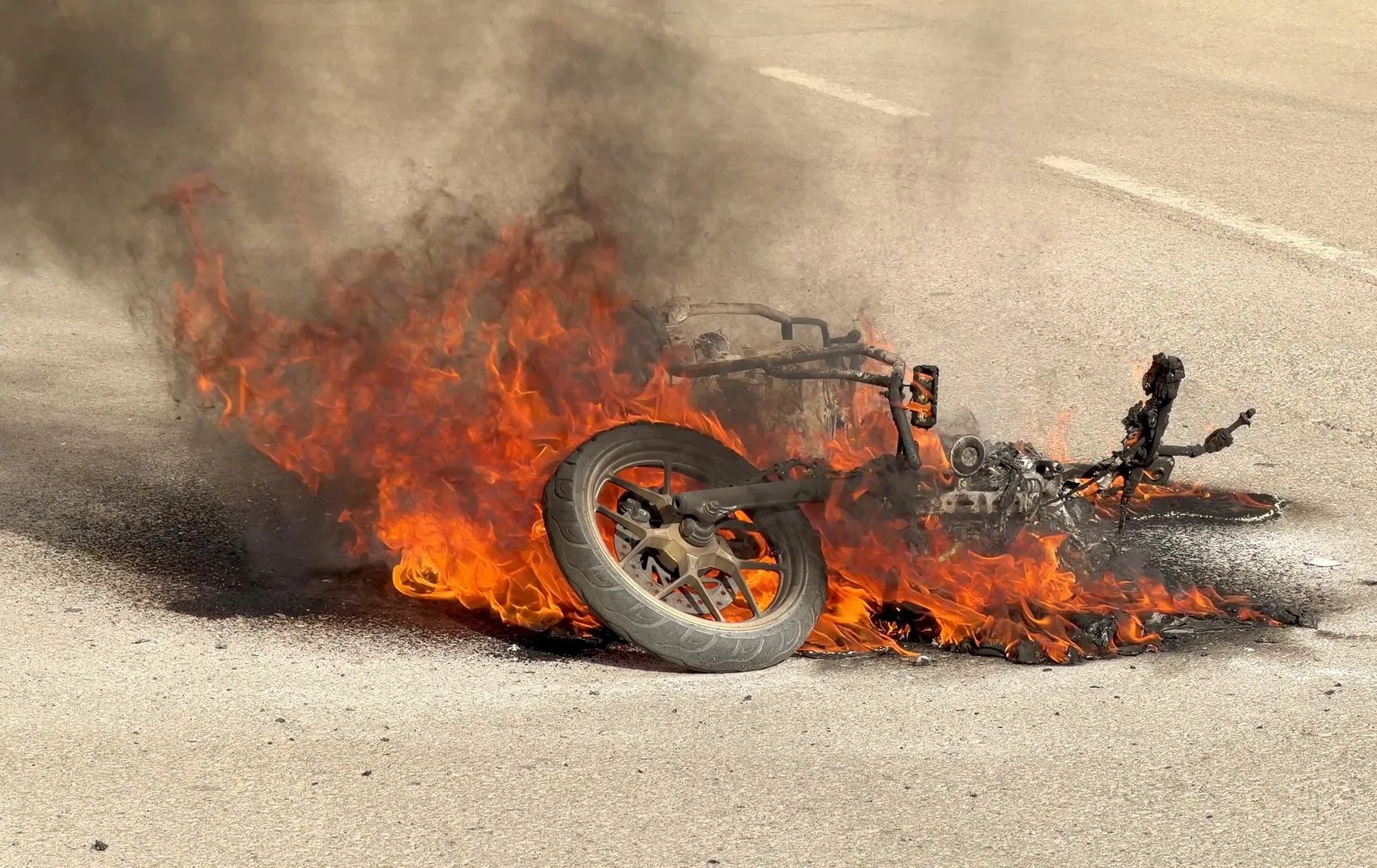 Tamirden çıkan motosiklet yolda alev topuna döndü