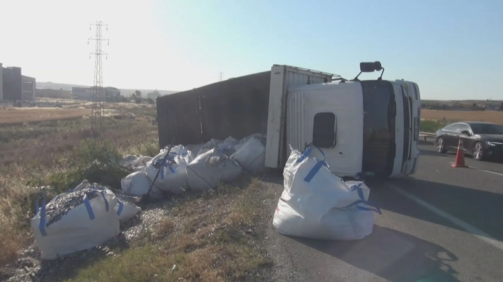 Silivri'de kamyon kazası trafiği kilitledi