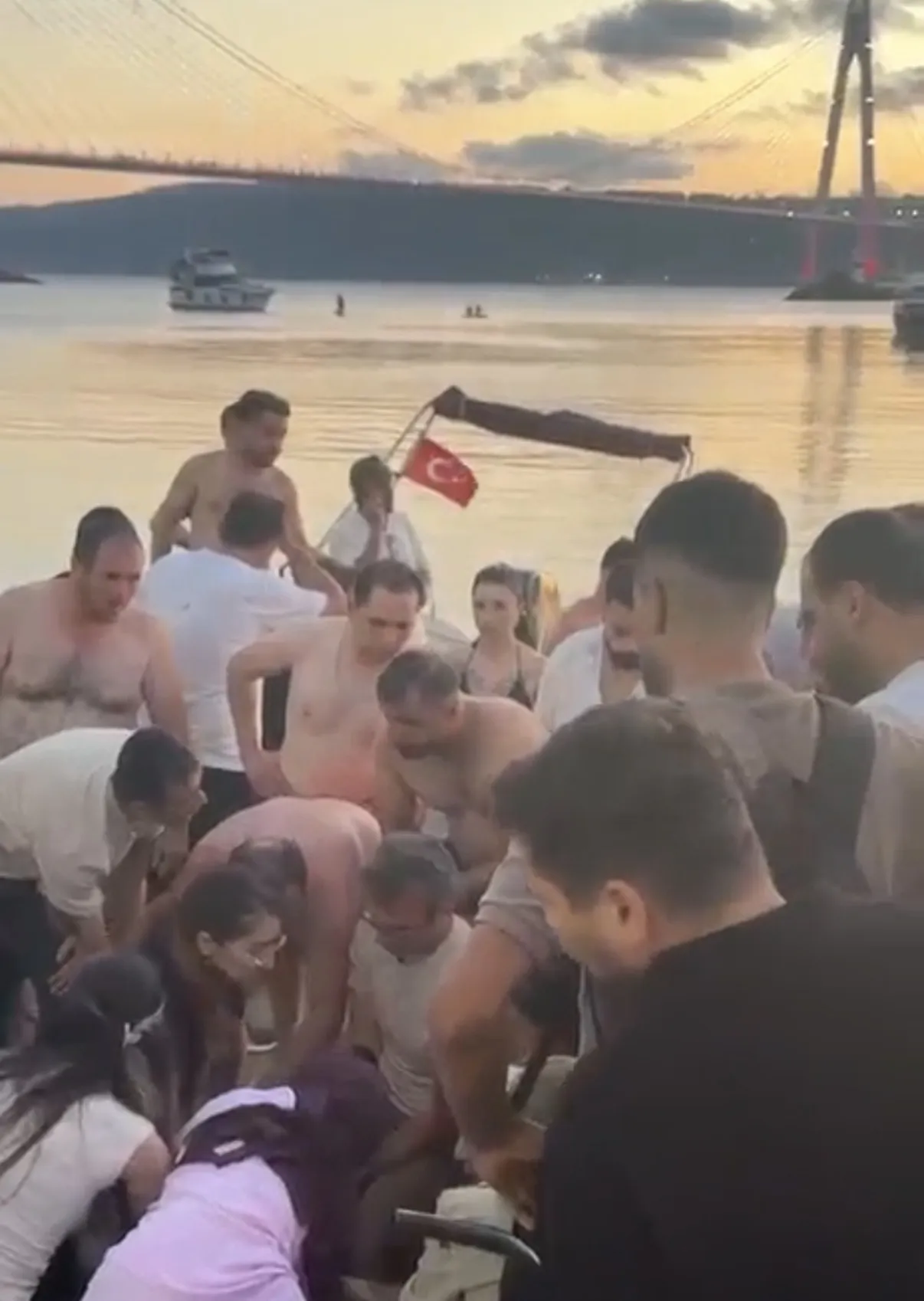 Beykoz Poyrazköy sahilinde denize giren kişi boğulma tehlikesi atlattı