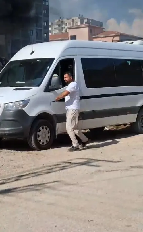 Mahalleli birleşti, yanmaya başlayan minibüsü elleriyle kurtardı