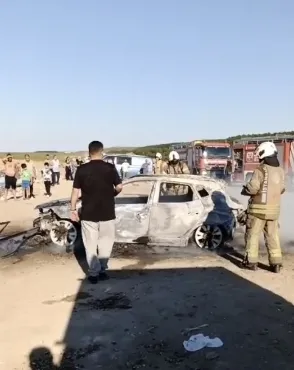 Eyüpsultan sahilinde park halindeki araç küle döndü