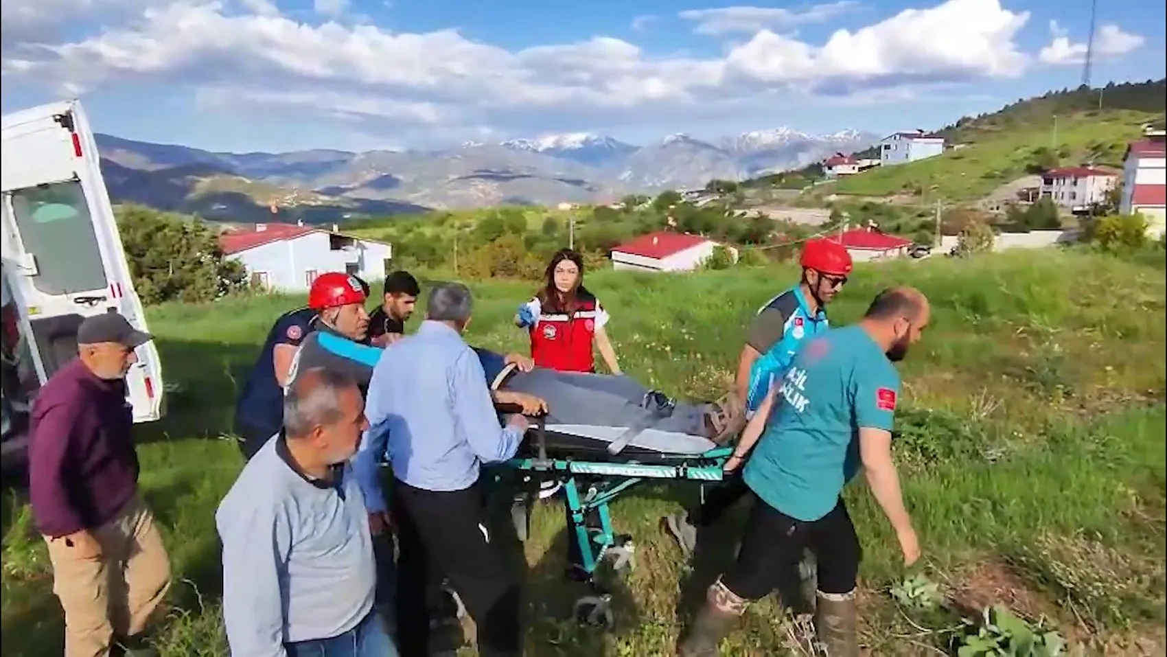Erzincan'da zorlu arazide kalp hastasına helikopterli kurtarma operasyonu