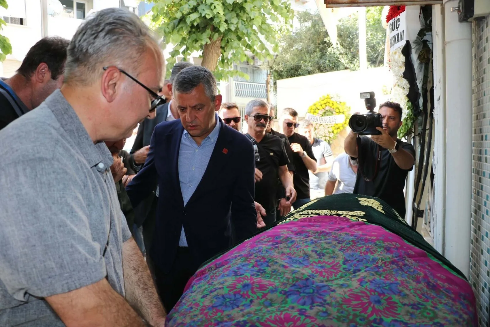 Özgür Özel İzmir'de aile dostunu son yolculuğuna uğurladı