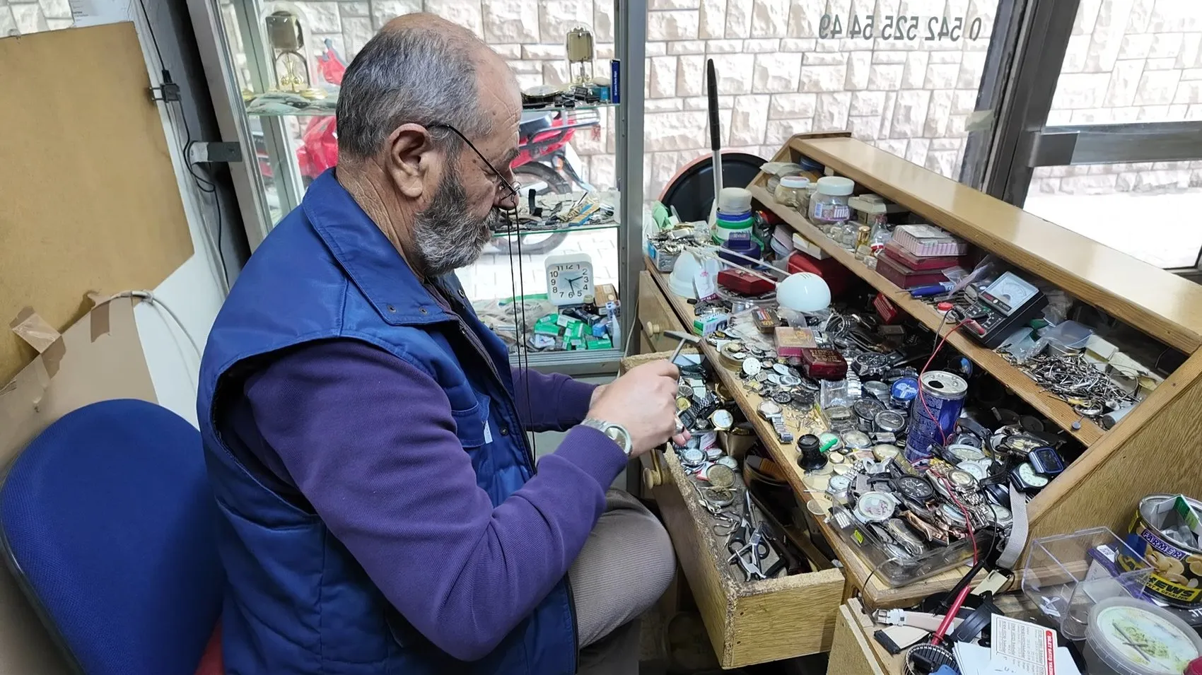 Sivaslı saat ustası yarım asırdır zamana direniyor
