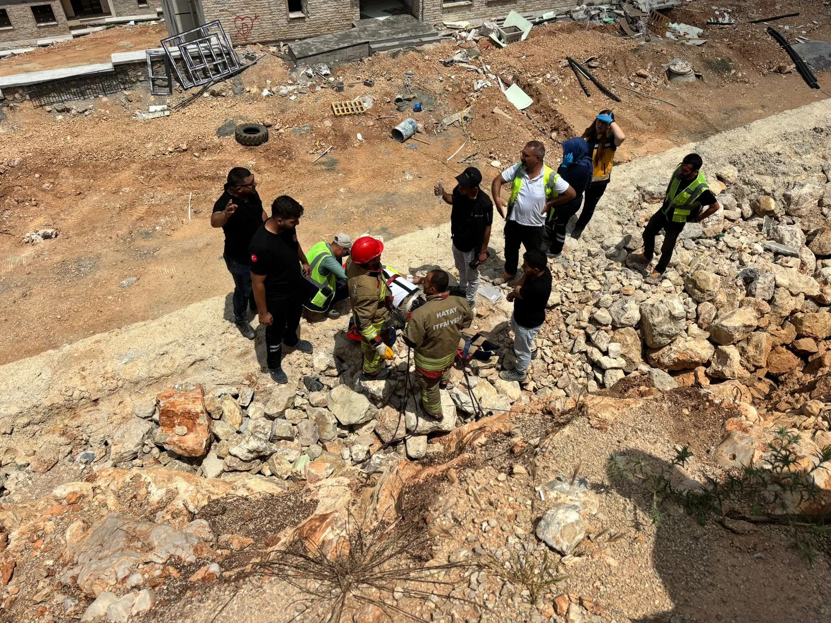 İskenderun’daki inşaatta çalışan işçi yüksekten düşerek yaralandı