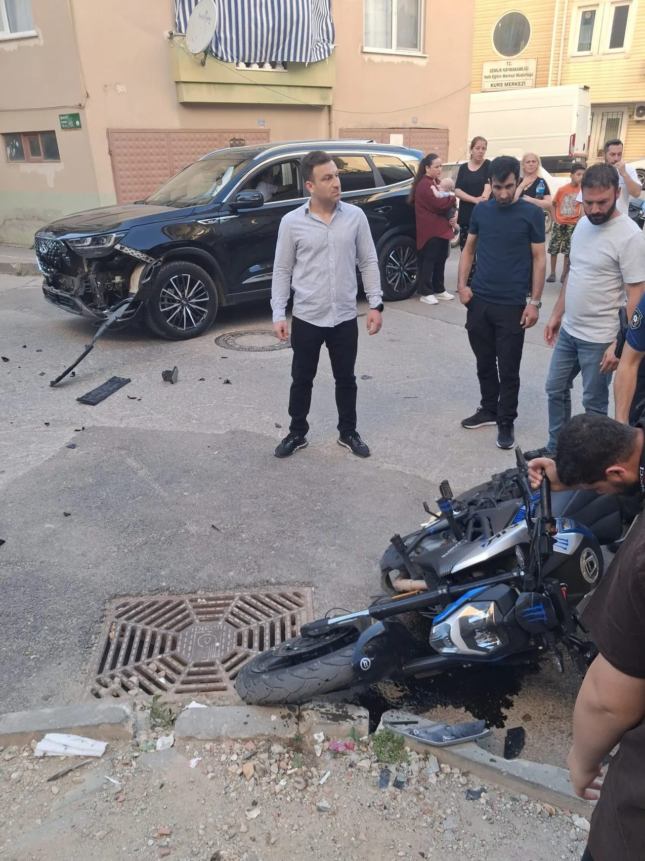 Gemlikte trafik kazası genç sürücüyü hastanelik etti