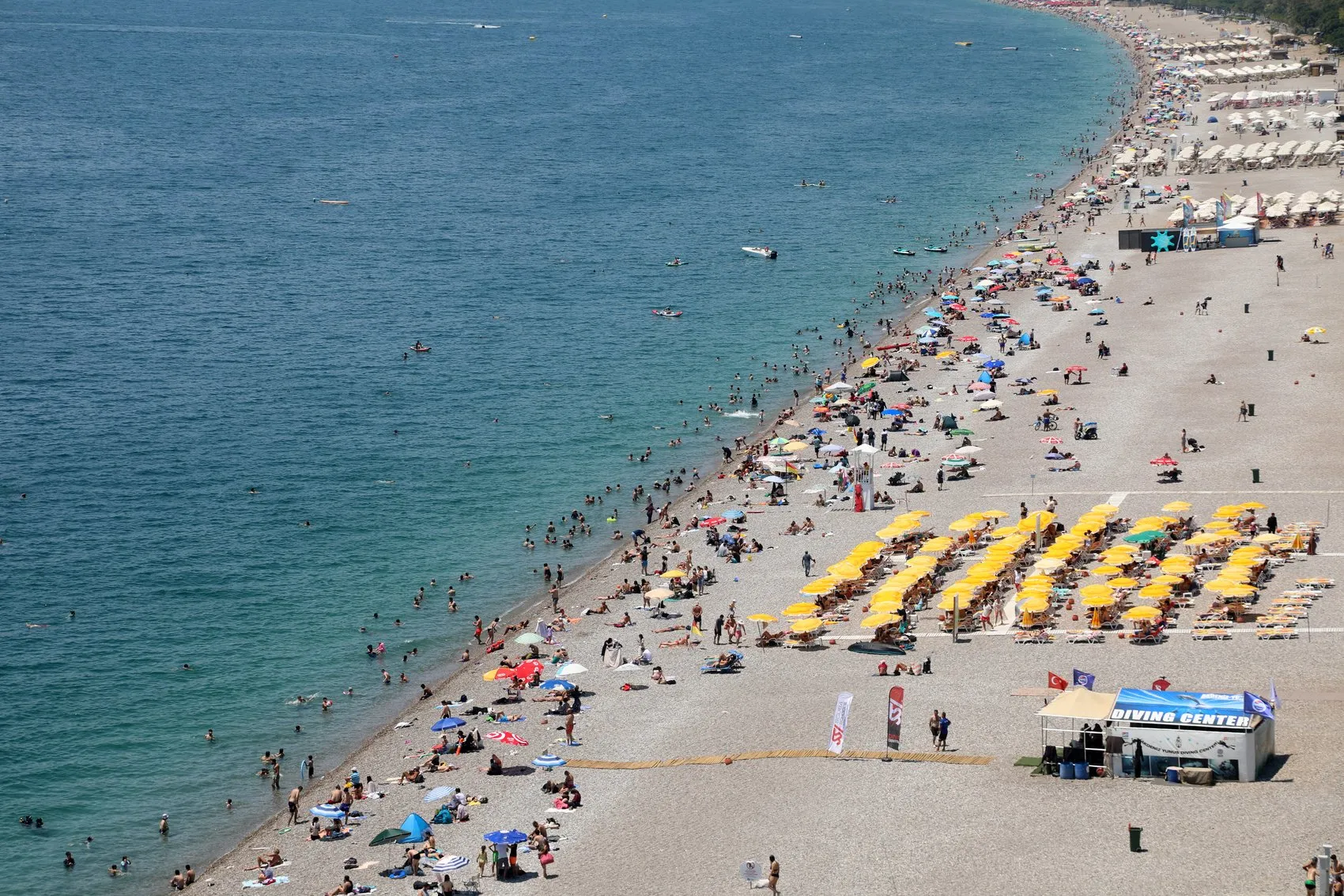Antalya kavurucu sıcakla tanıştı sahiller dolup taştı