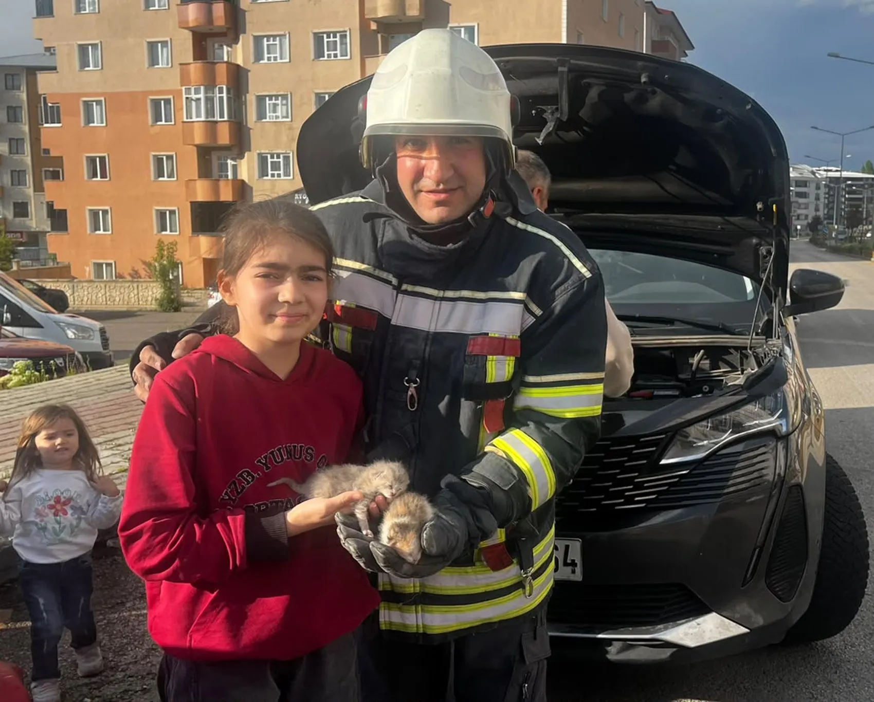 Erzurum'da otomobilin motoruna gizlenen yavrular itfaiye ile kurtarıldı