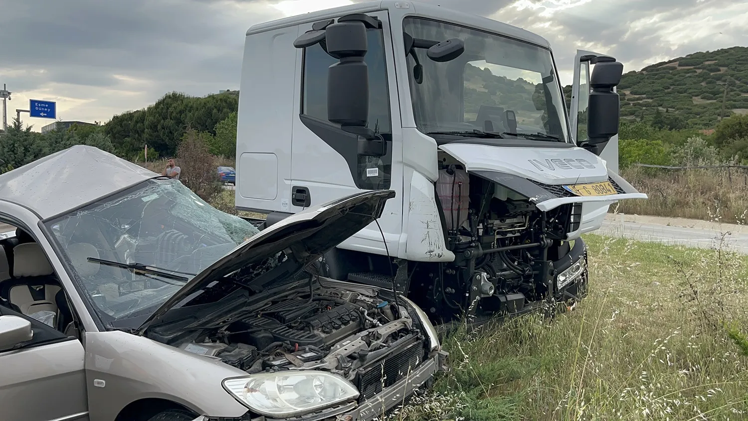 Manisa'da kavşak kazası Genç sürücü ağır yaralandı