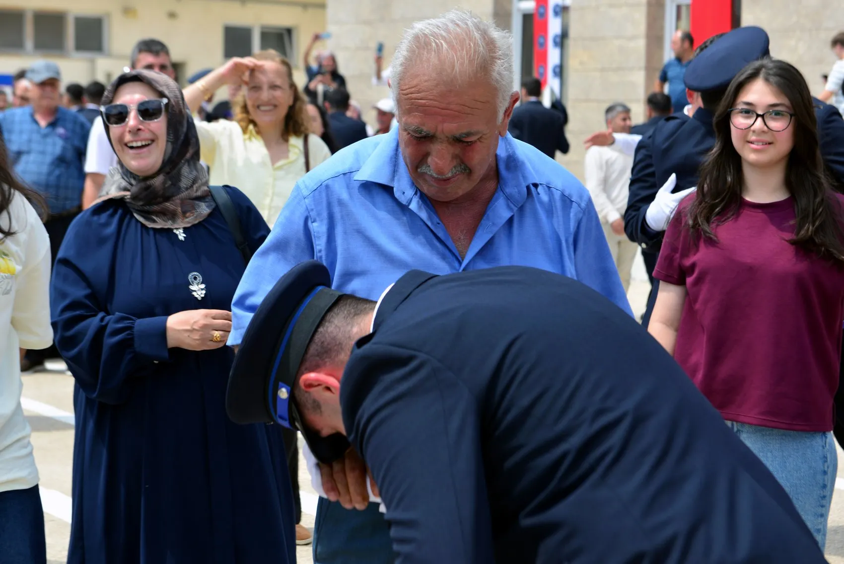 Adana'da polis mezuniyetinde sürpriz evlilik teklifi