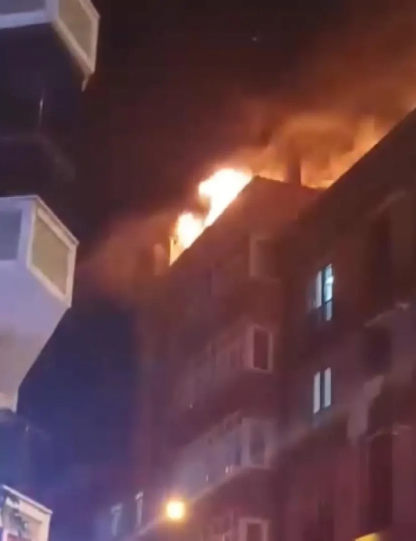 Esenyurt’ta geceyi aydınlatan çatı yangını korkuttu