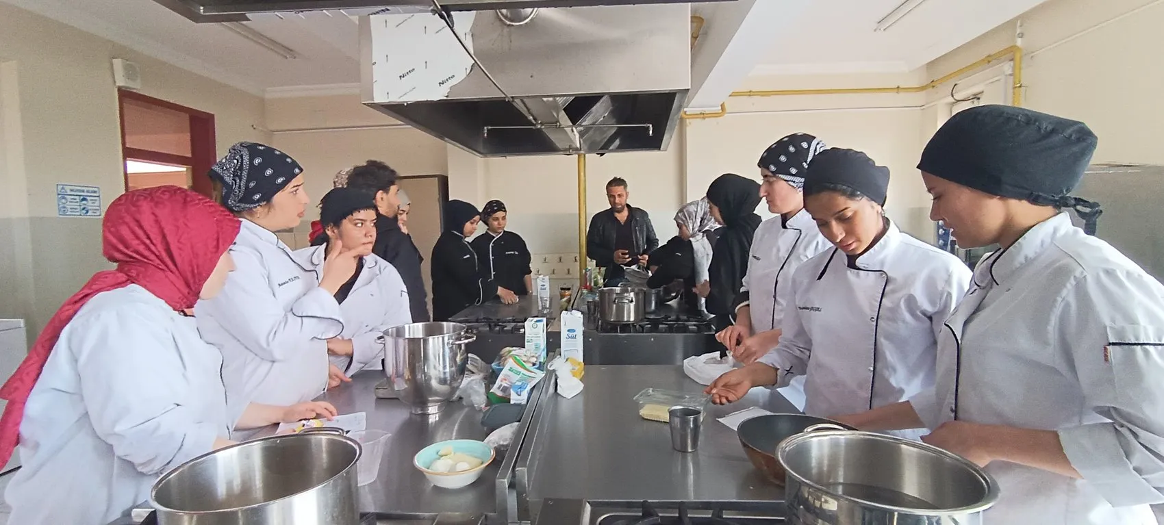 İslahiye’de meslek lisesi öğrencileri kendi mutfaklarında 40 milyon lira kazandı
