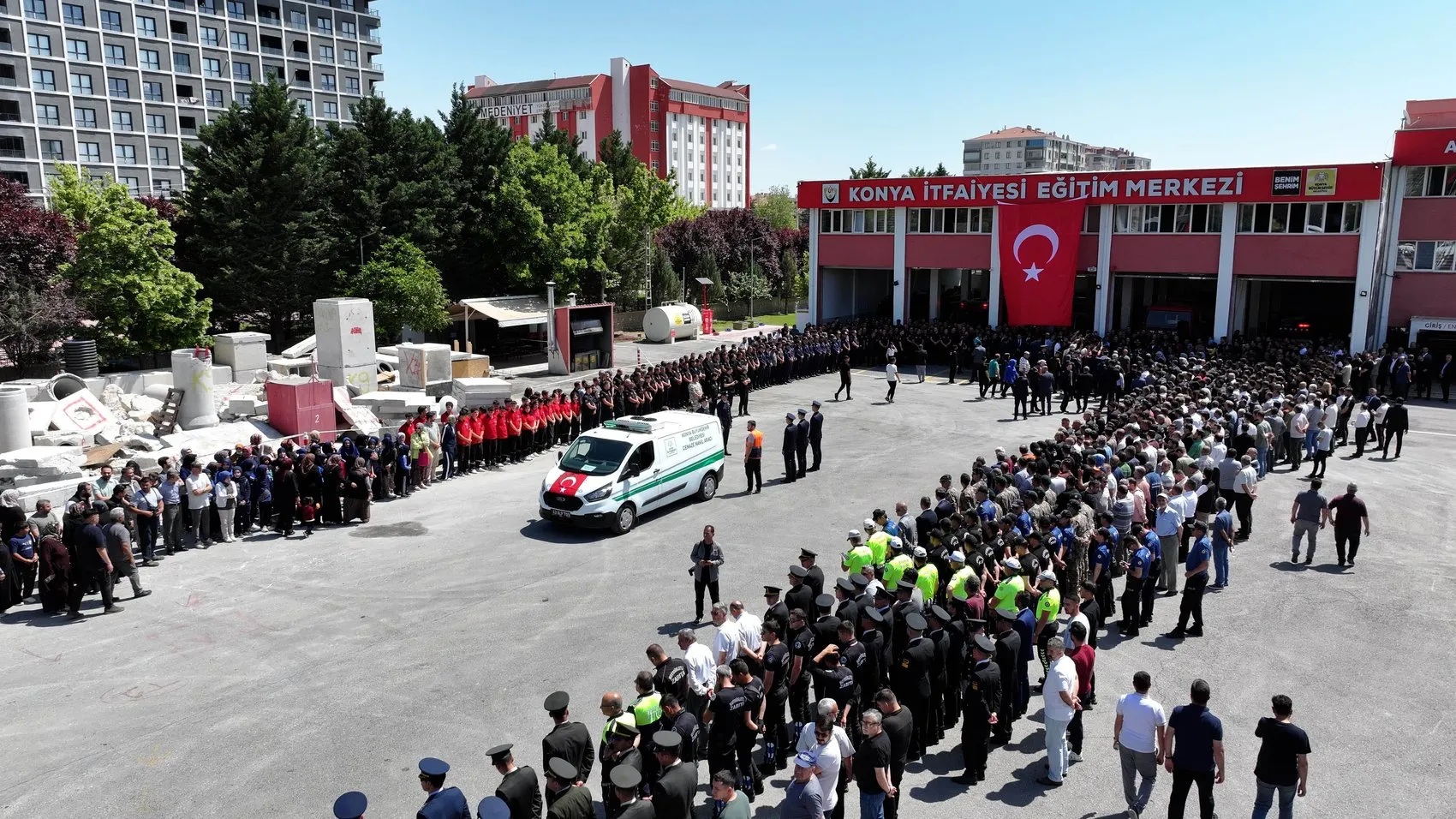 Konya fabrikadaki yangında can veren itfaiyecisini uğurladı