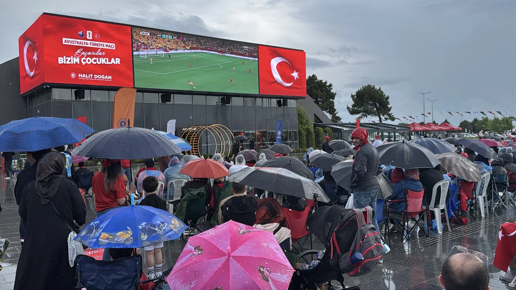 Samsunlular milli maç için yağmura aldırış etmedi